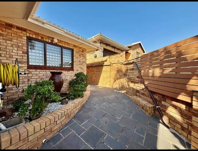 4 BEDROOM TOWNHOUSE FOR SALE IN MALVERN